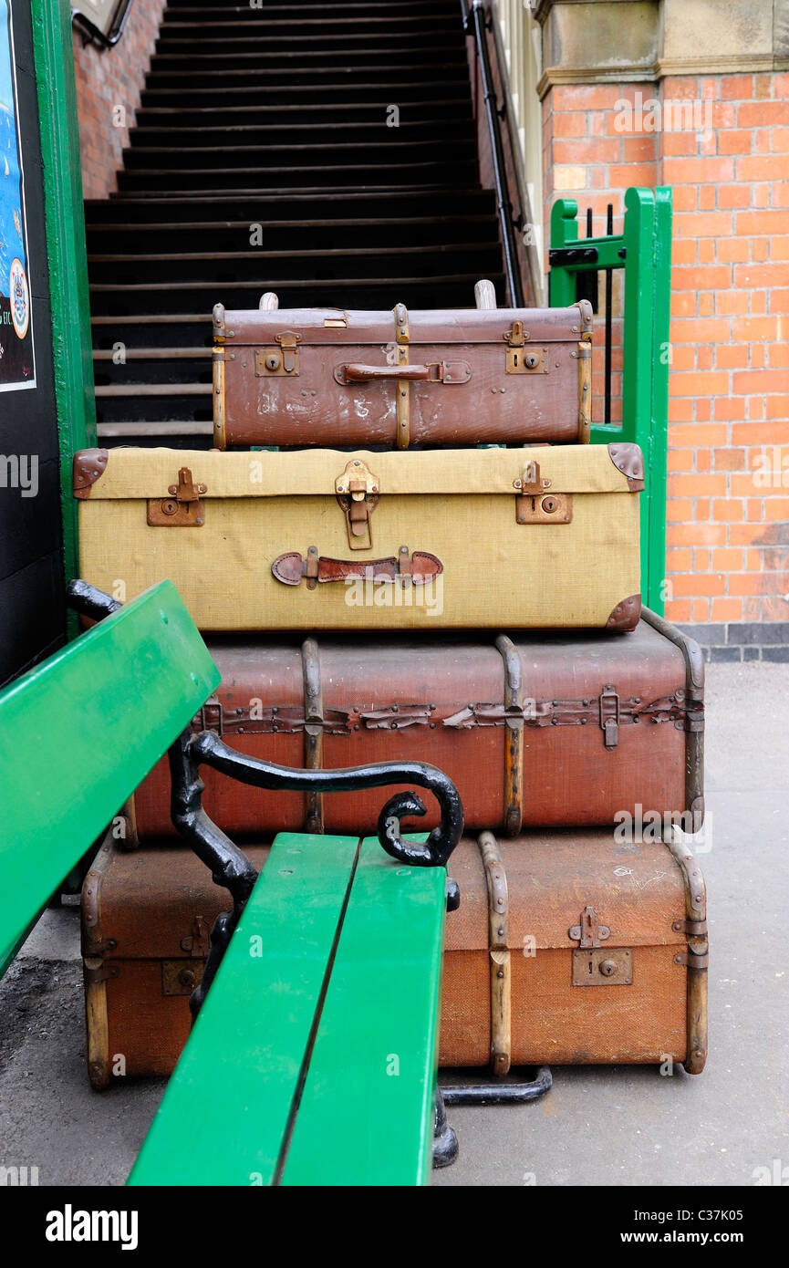 Vieux bagages des passagers sur la plate-forme rothley great central railway england uk Banque D'Images