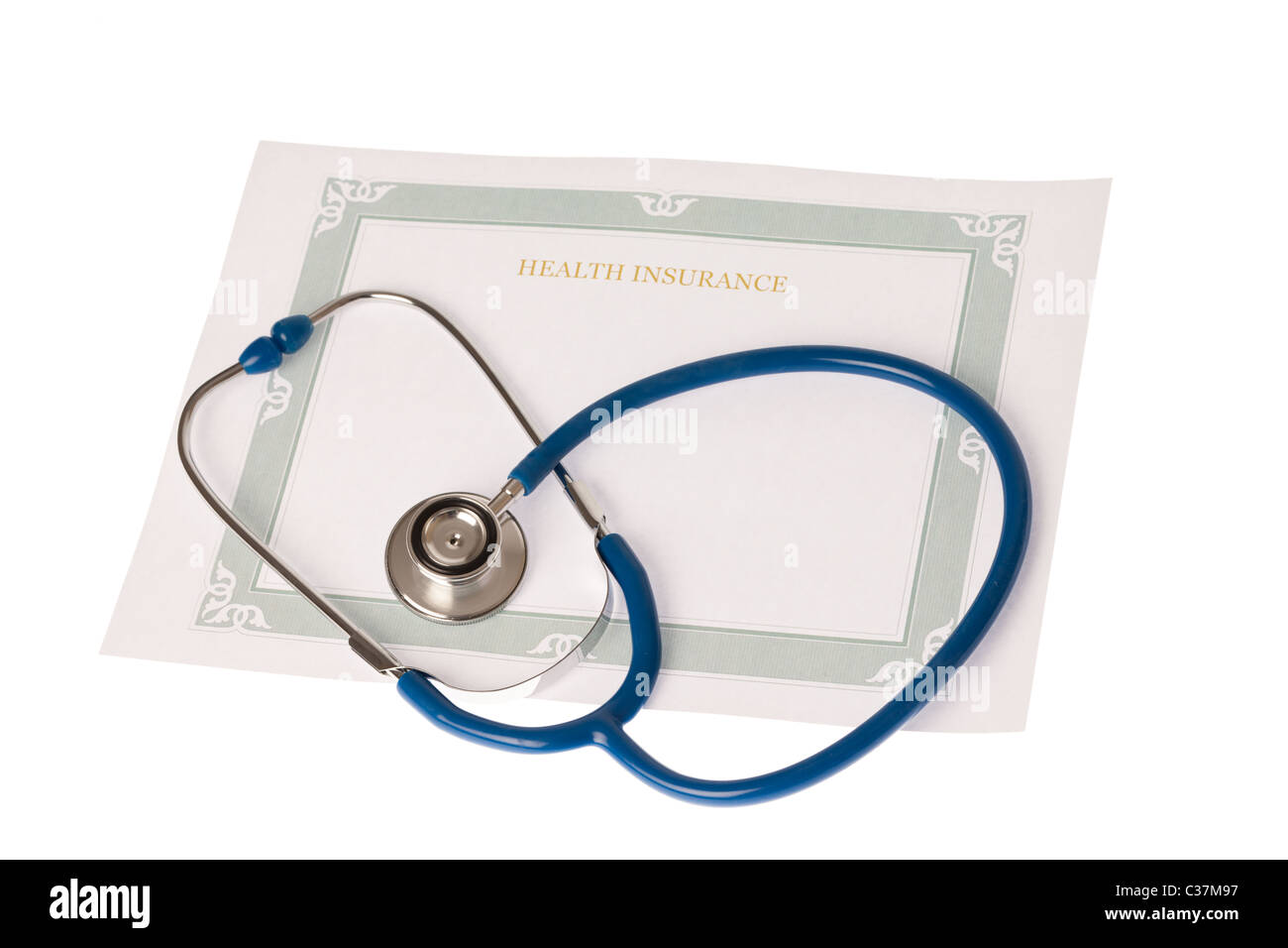 Un stéthoscope reposant sur un certificat d'assurance médicale Banque D'Images