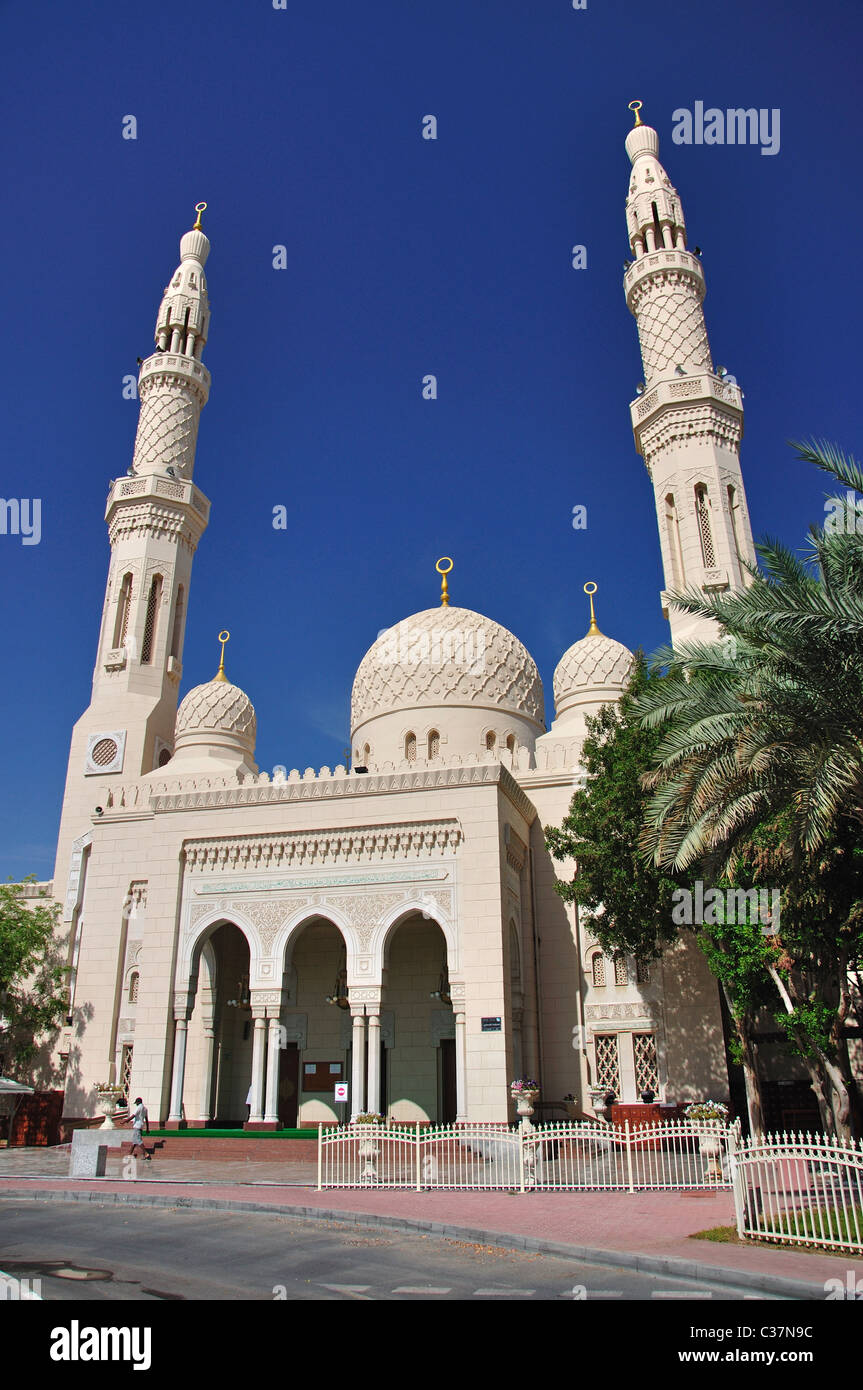 La mosquée de Jumeirah, Al Jumeirah Road, Jumeirah, Dubai, Émirats Arabes Unis Banque D'Images