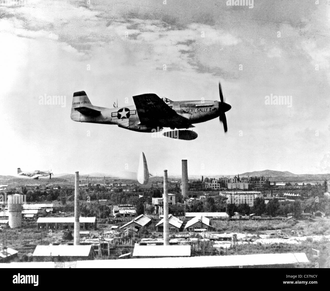 F-51 Mustang de la U.S. Air Force Cinquième 18e escadre de bombardiers publie deux bombes au napalm sur cible militaire en Corée du Nord. Banque D'Images