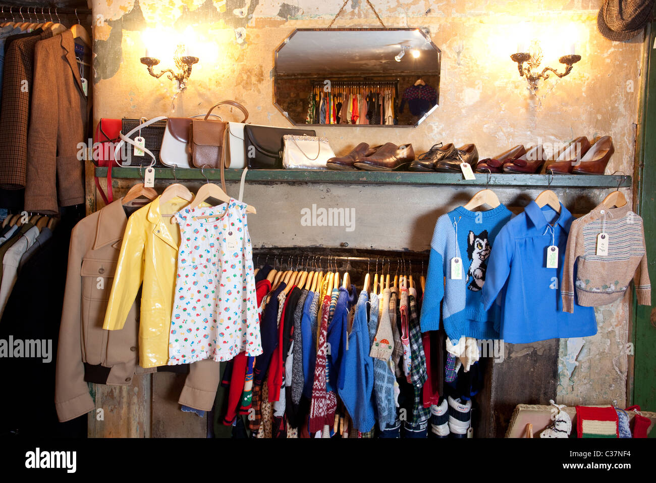 Peu de vêtements vintage tampon et articles ménagers, Stoke Newington Street, Londres. Photo:Jeff Gilbert Banque D'Images