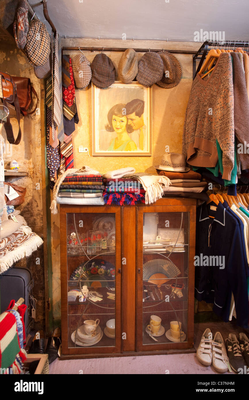 Peu de vêtements vintage tampon et articles ménagers, Stoke Newington Street, Londres. Photo:Jeff Gilbert Banque D'Images