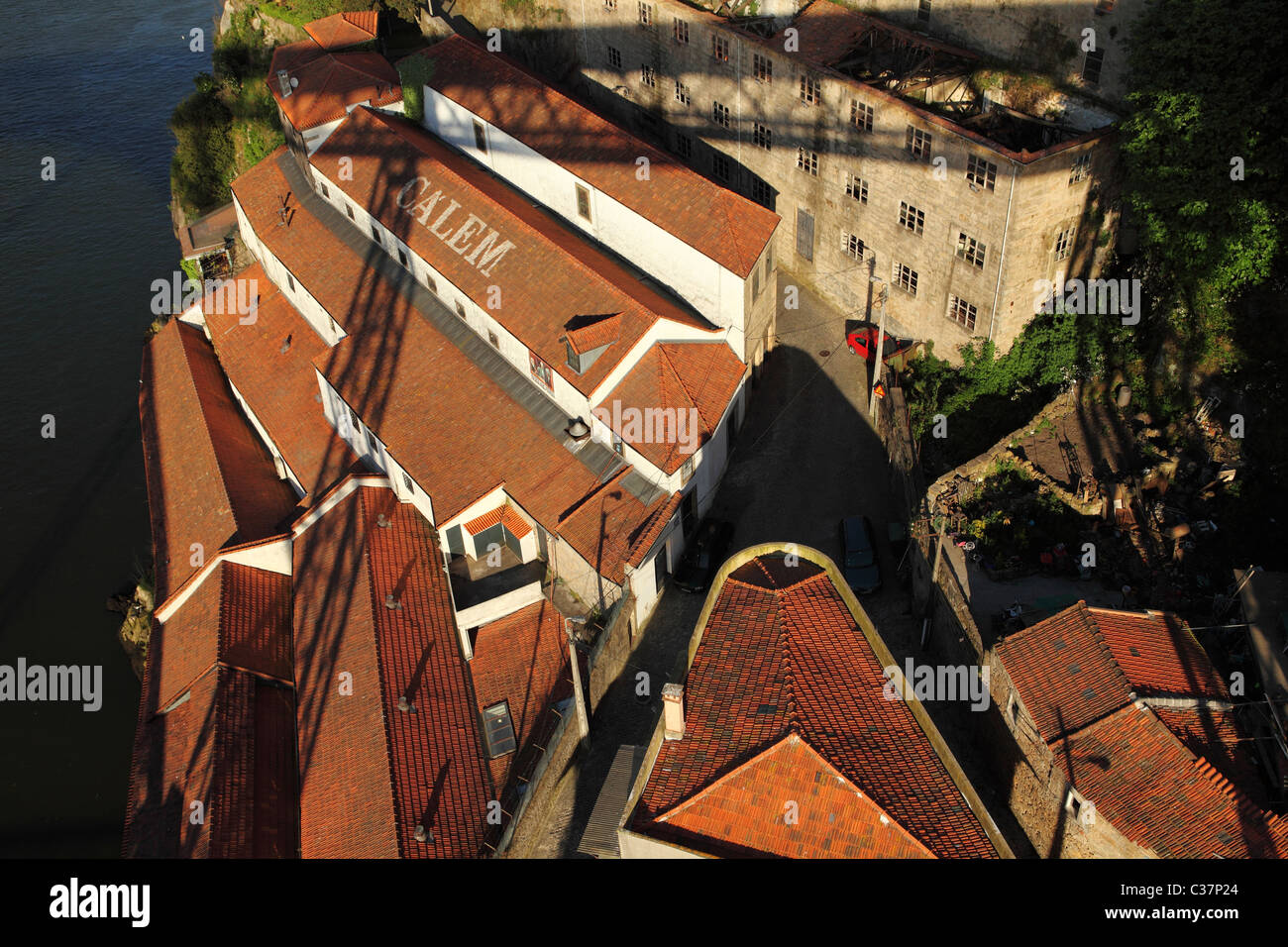 Le toit en tuiles rouges du Port Calem lodge de par le fleuve Douro à Vila Nova de Gaia, Portugal. Banque D'Images