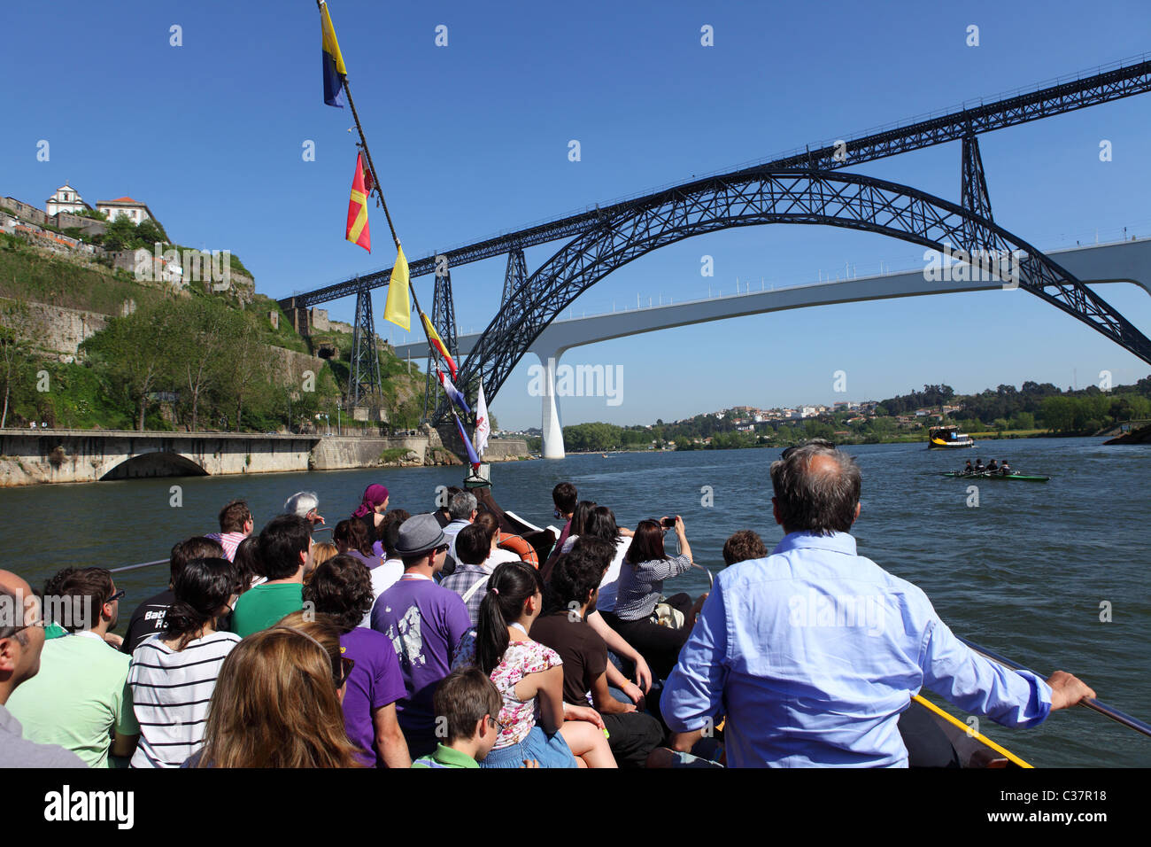 Les touristes en visite guidée d'une rivière le long du fleuve Douro à Porto, Portugal. Banque D'Images