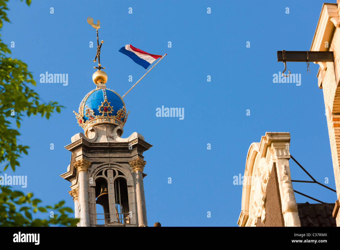 Westertoren Amsterdam, Westchurch ouest Ouest Tour de l'Église, l'icône et symbole de la ville. La couronne impériale et d'un drapeau Banque D'Images