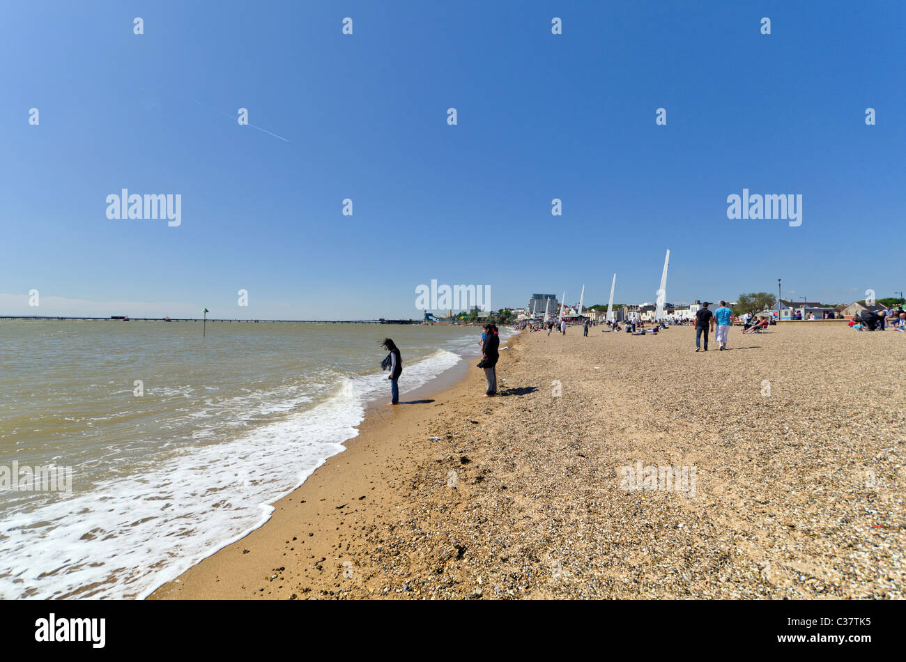Jouer sur la plage à Southend-on-Sea dans l'Essex, Angleterre, RU Banque D'Images