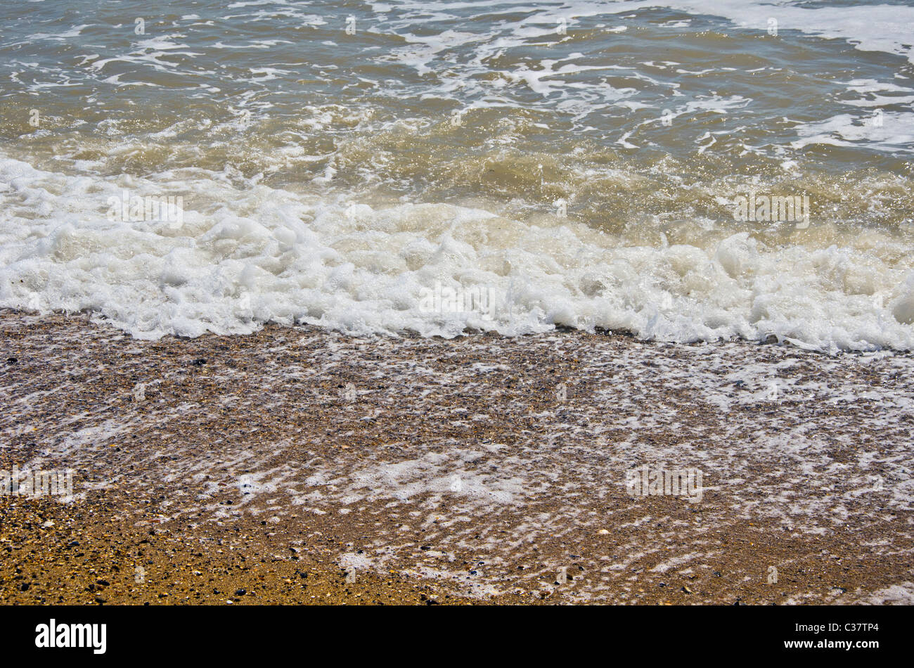 Un gros plan d'​​Waves la mer à la plage de Southend-on-Sea dans l'Essex, UK Banque D'Images