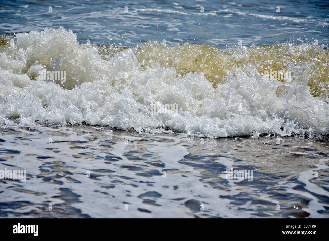 Un gros plan d'​​Waves la mer à la plage de Southend-on-Sea dans l'Essex, UK Banque D'Images