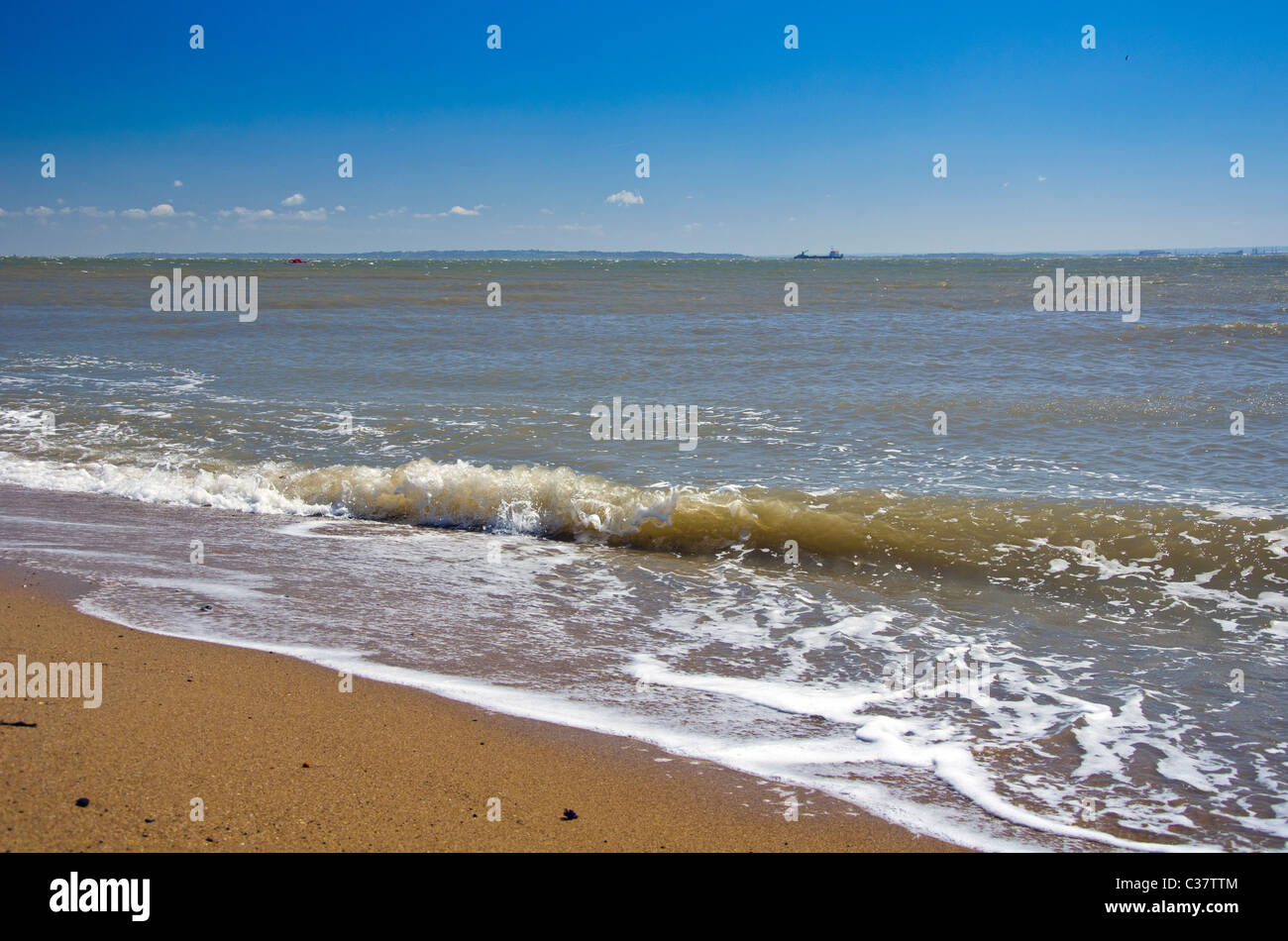 Les vagues sur la plage à Southend-on-Sea, Essex, Angleterre, RU Banque D'Images