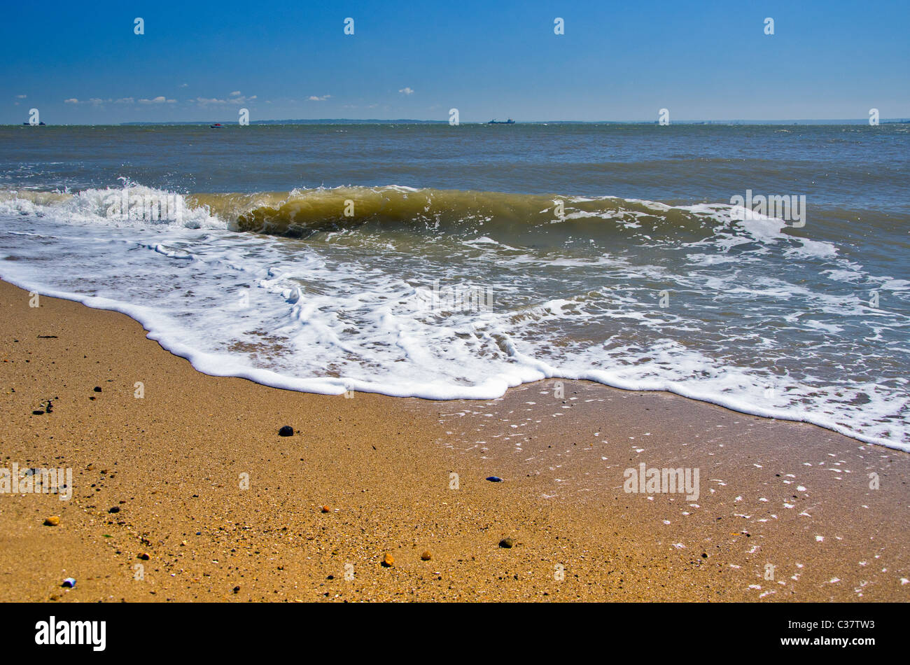 Les vagues sur la plage à Southend-on-Sea, Essex, Angleterre, RU Banque D'Images