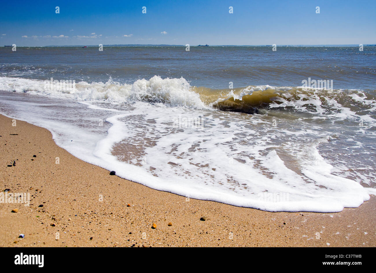 Les vagues sur la plage à Southend-on-Sea, Essex, Angleterre, RU Banque D'Images