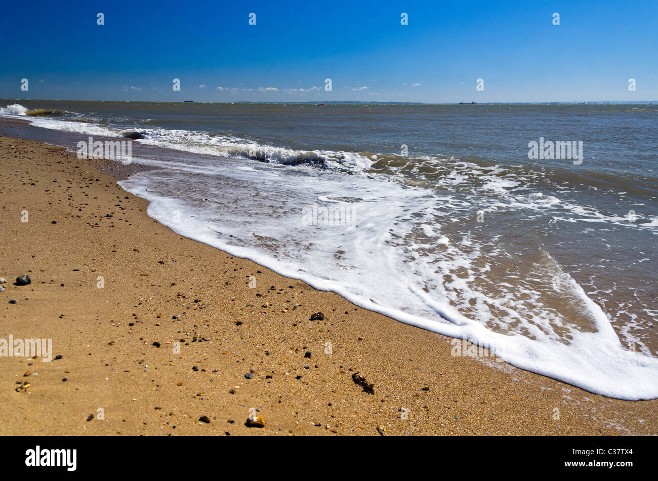 Les vagues sur la plage à Southend-on-Sea, Essex, Angleterre, RU Banque D'Images