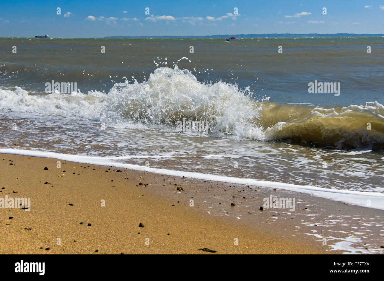 Les vagues sur la plage à Southend-on-Sea, Essex, Angleterre, RU Banque D'Images