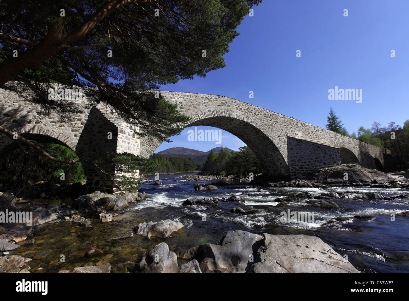 Le récemment rénové (2011) ancien Invercauld Pont sur la rivière Dee près de Braemar dans Aberdeenshire, Ecosse, Royaume-Uni Banque D'Images