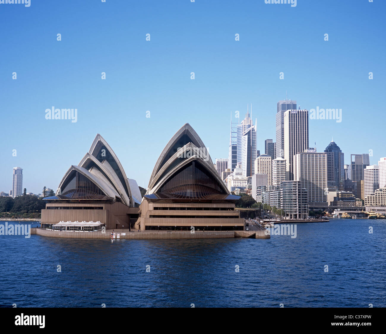 L'Opéra de Sydney avec une ville à l'arrière, Nouvelle Galles du Sud, Australie. Banque D'Images