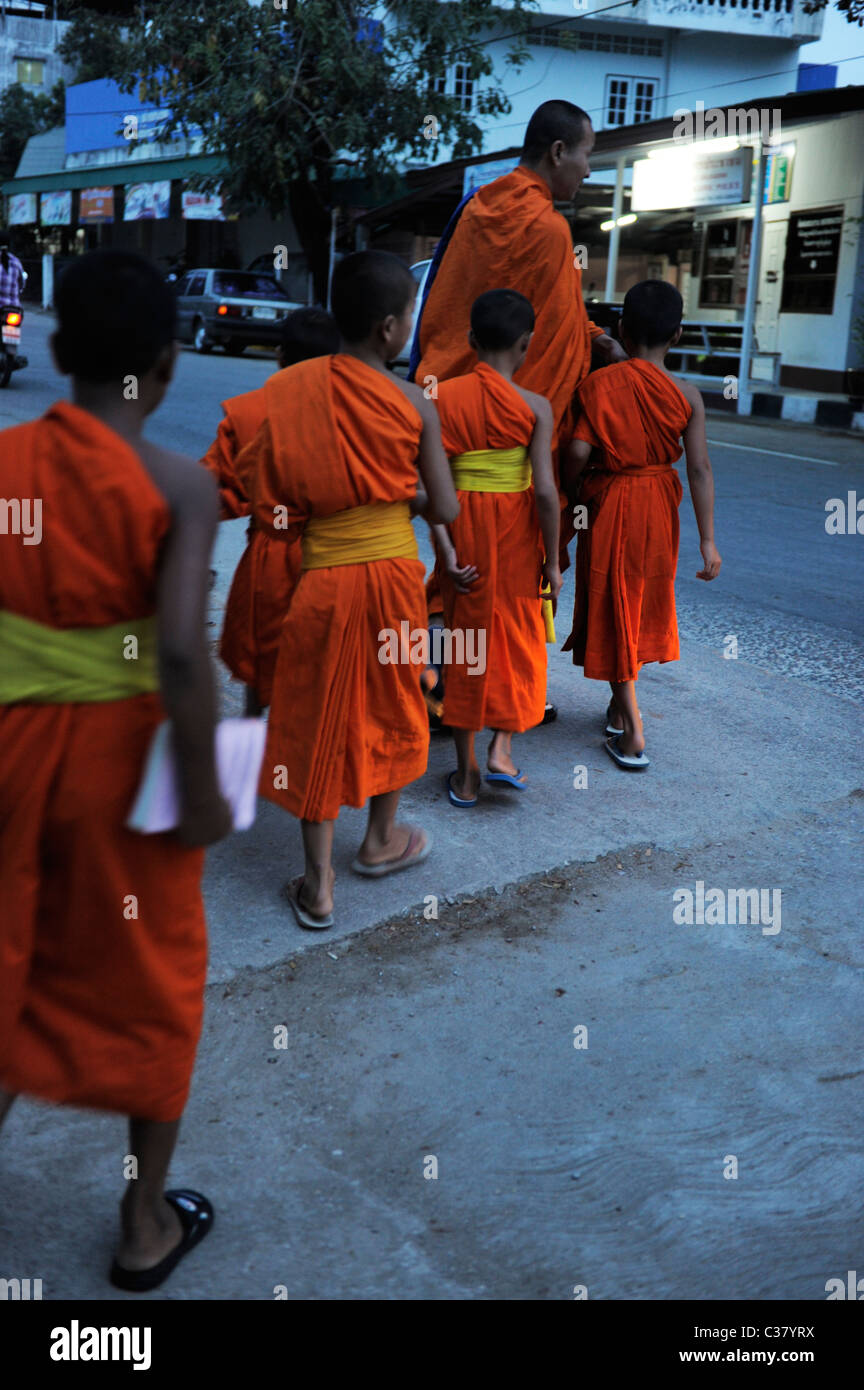 Nuit dans la région de Mae Sot, les novices en cours du soir , Mae Sot en Thaïlande du nord , Banque D'Images