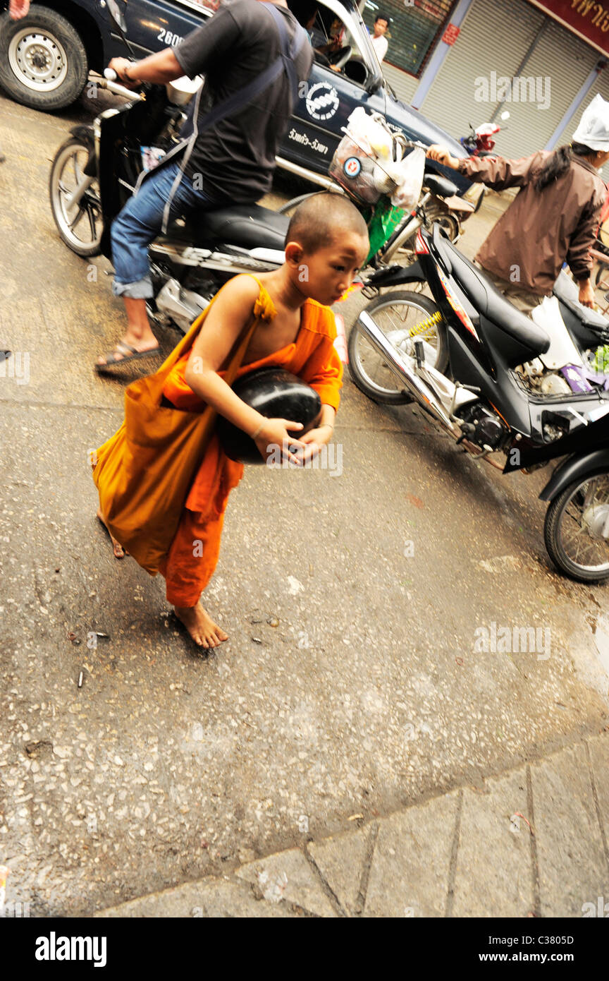 Tôt le matin l'aumône , ronde , Scène de rue Marché de Mae Sot, Mae Sot, Thaïlande Banque D'Images