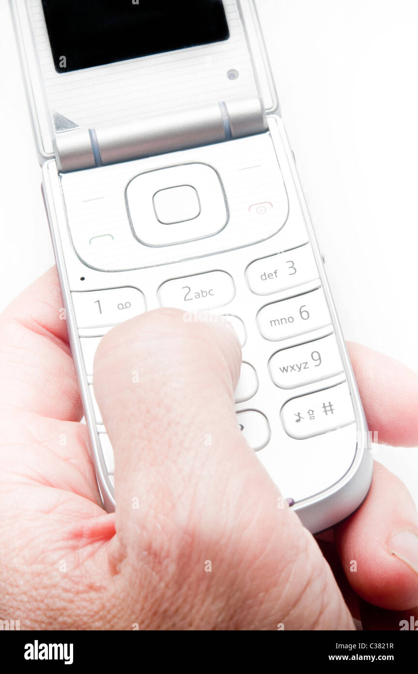 Des SMS avec un téléphone cellulaire Banque D'Images