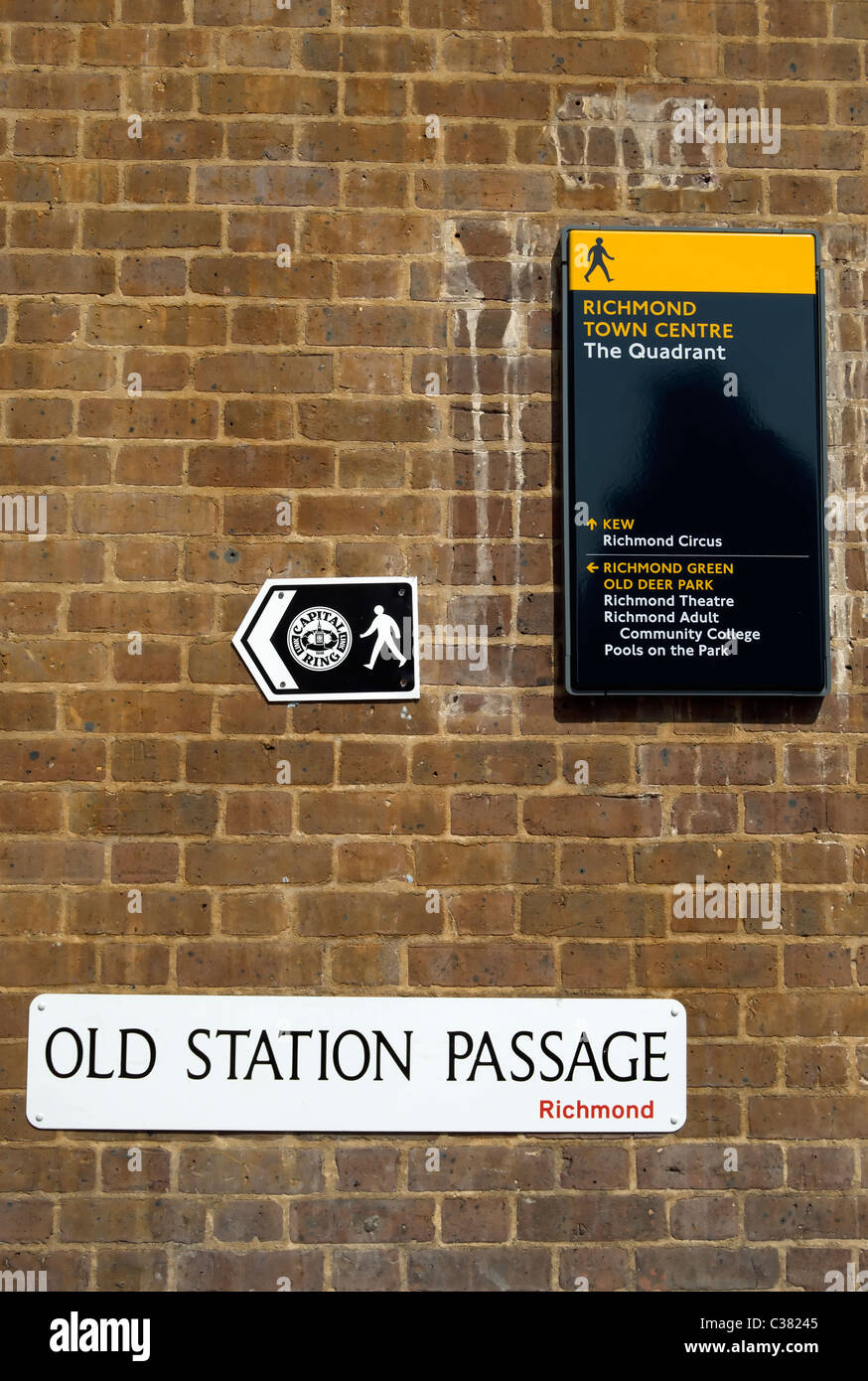 Signe de nom de rue ancienne gare de passage, et les panneaux pour la bague et le centre-ville de Richmond, en Richmond upon Thames, Angleterre Banque D'Images