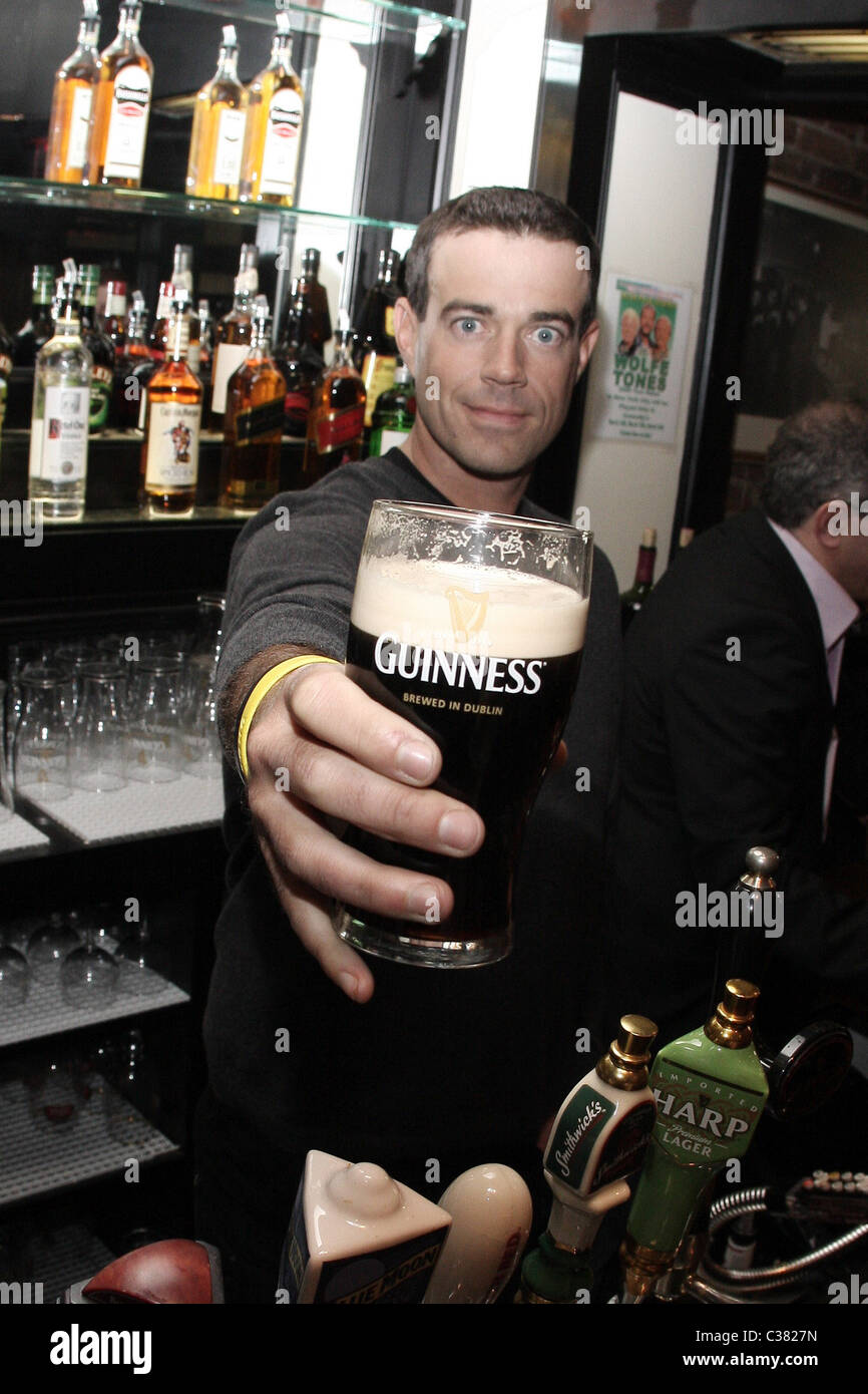 Animateur de télévision Carson Daly toasts le jour de la Saint Patrick à la pinte parfaite II New York, USA - 12.03.09 A PARTIR PNP/ Banque D'Images