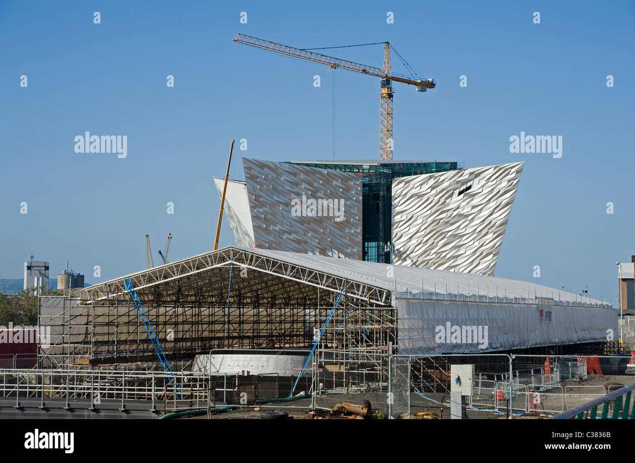 SS Nomadic en cours de restauration dans le Titanic Quarter, Belfast. Titanic Museum sous constuction en arrière-plan. Banque D'Images