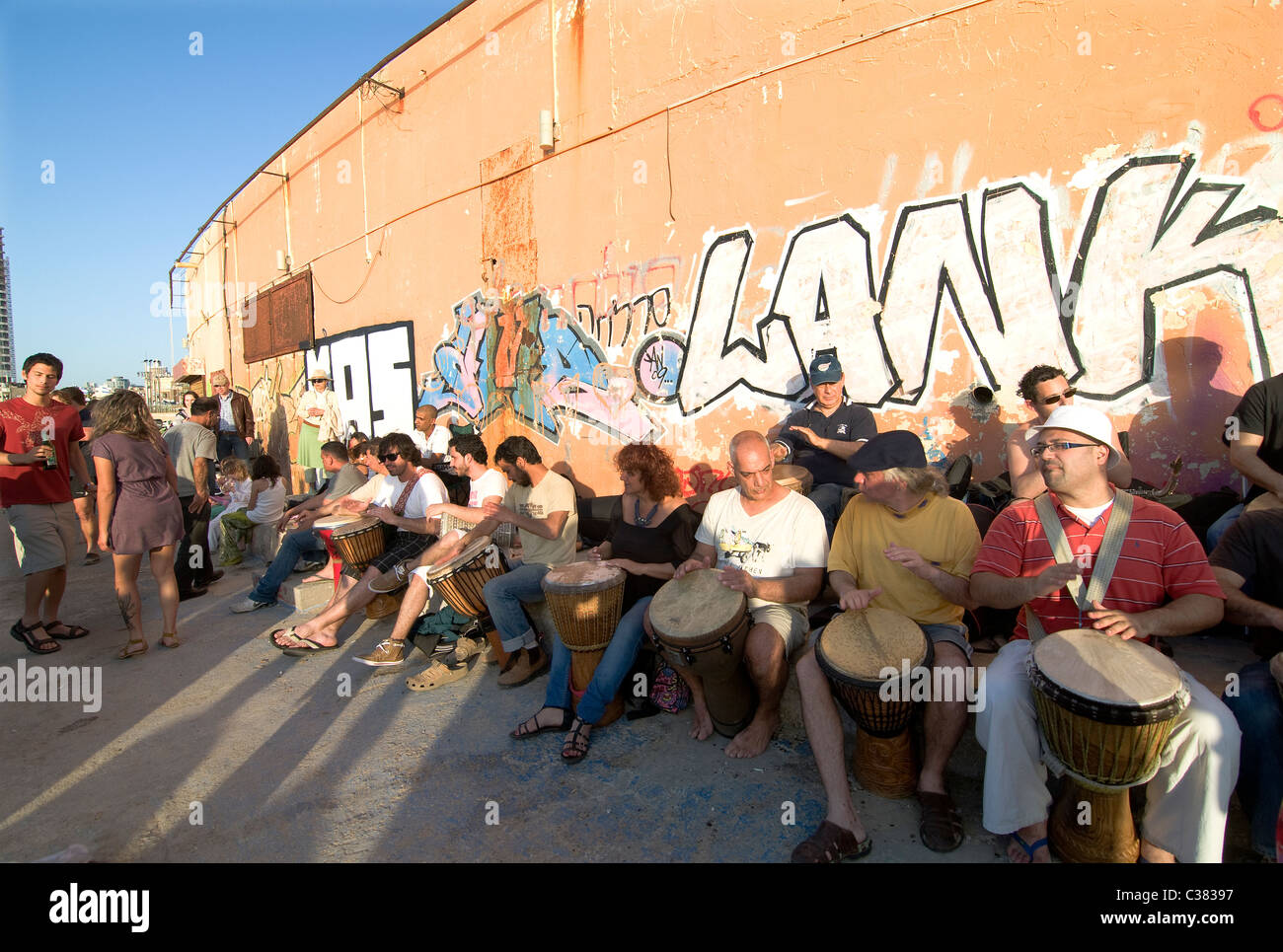 Vendredi après-midi drumming session lors de l'heures du coucher du soleil à le Dolfinarium beach à Tel Aviv. Banque D'Images