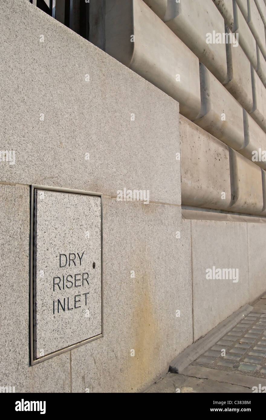 Montage à sec signe d'admission à l'avant d'Unilever House Victoria Embankment, London, England Banque D'Images