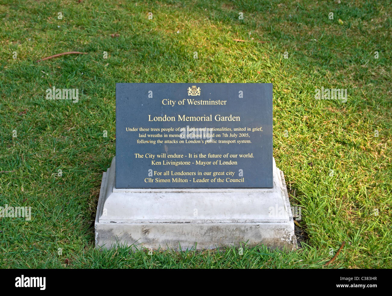 Le marquage de la plaque londres memorial garden, site d'un dépôt de gerbe pour les victimes du 7 juillet 2005, l'explosif, à Londres, en Angleterre Banque D'Images