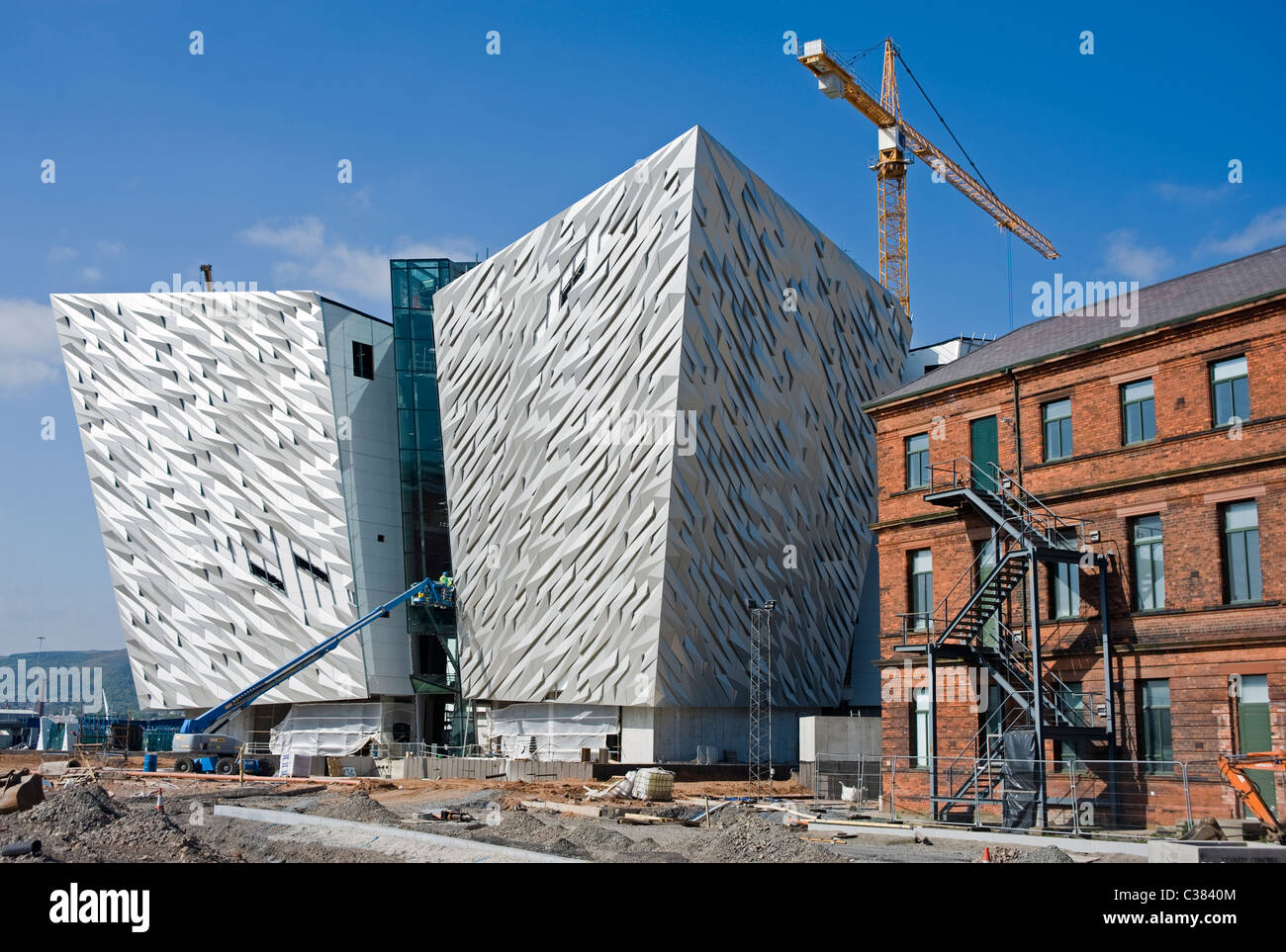 Le nouveau musée du Titanic en construction à Belfast, le Titanic original dimensions bureau est sur la droite. Banque D'Images