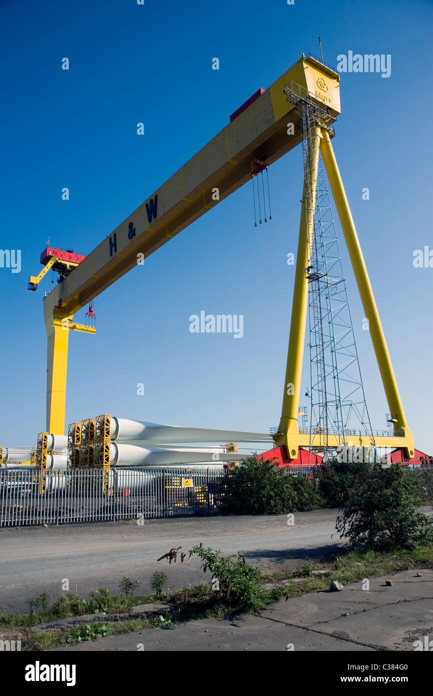 Grue à portique mobile au-dessus de tours éoliennes nouvellement fabriqués mâts, Harland & Wolff de Belfast Banque D'Images