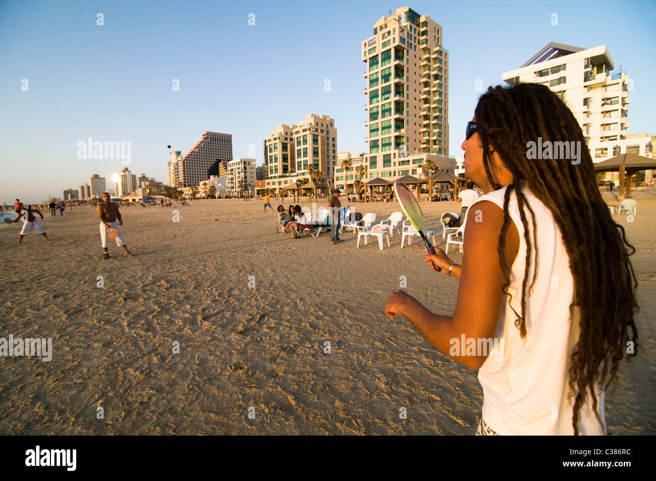 Après-midi sur la belle plage de Tel Aviv. Banque D'Images
