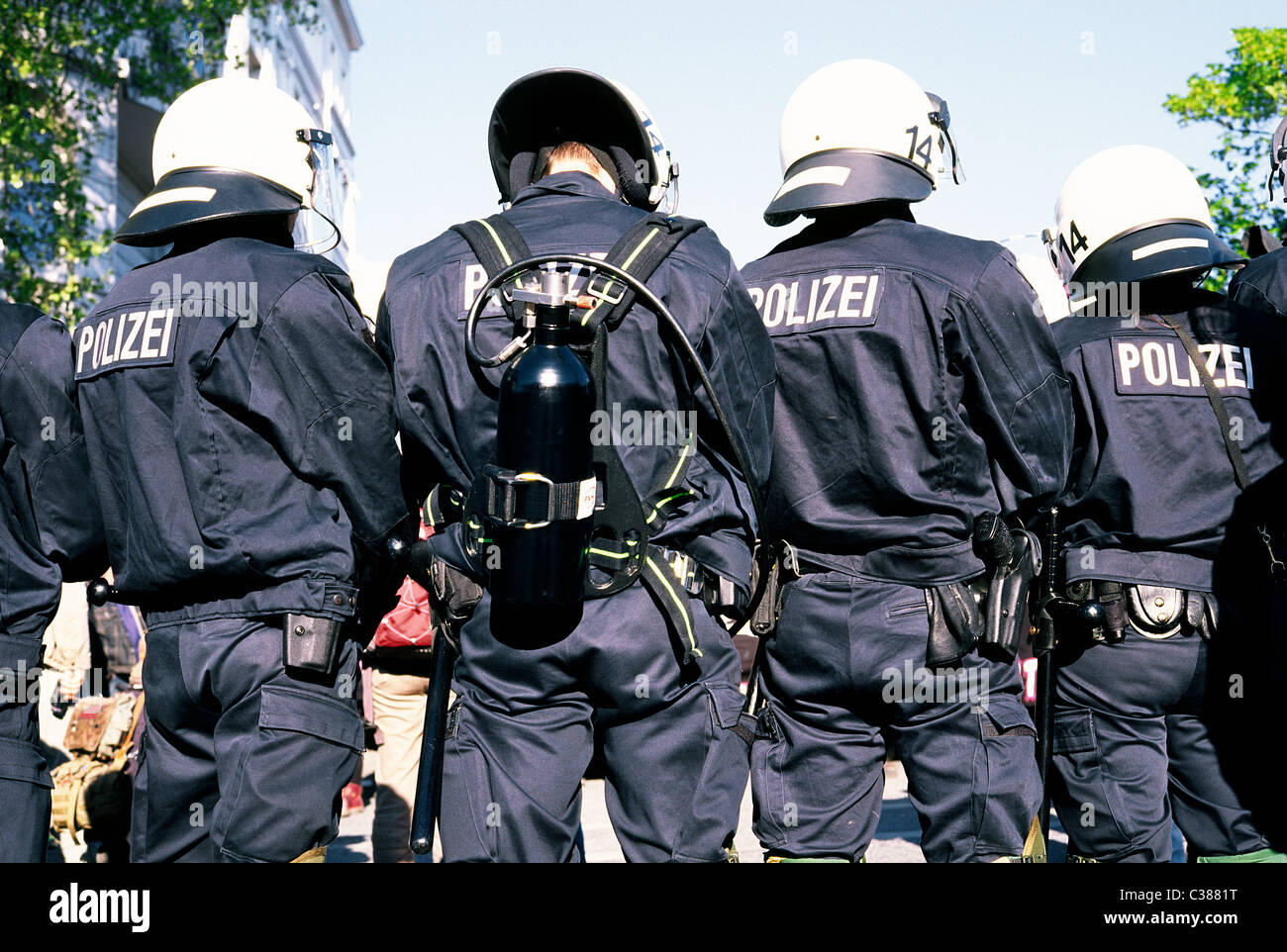 La police anti-émeute holding up protestataires à Feldstrasse au cours de l'assemblée annuelle 1 mai manifestation à Sankt Pauli à Hambourg. Banque D'Images