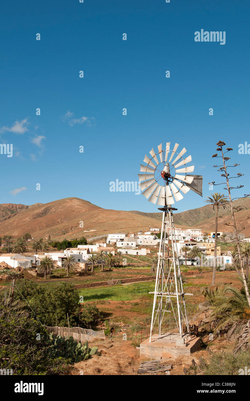 Moulin , juste à l'extérieur de la pompe à eau Pajara Fuerteventura Canaries Banque D'Images