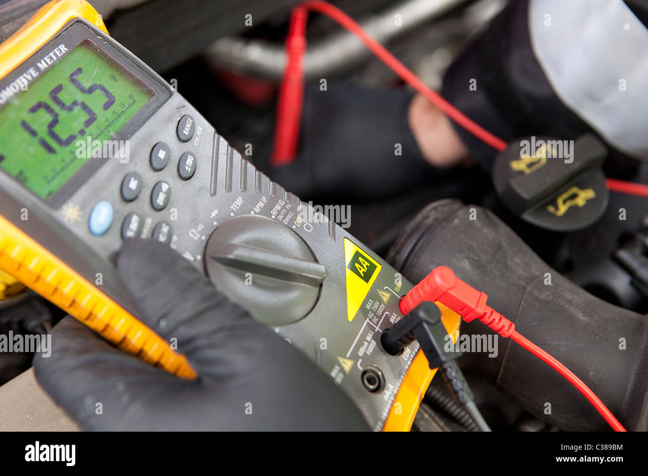 Stewart Topp, patrouille AA de l'année, au travail sur une voiture en panne. Banque D'Images