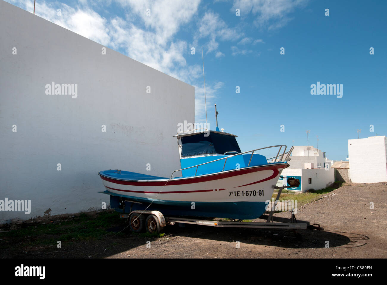 Bateau de pêche sur la remorque hors de l'eau en réparation El Cotillo Fuerteventura Canaries Banque D'Images