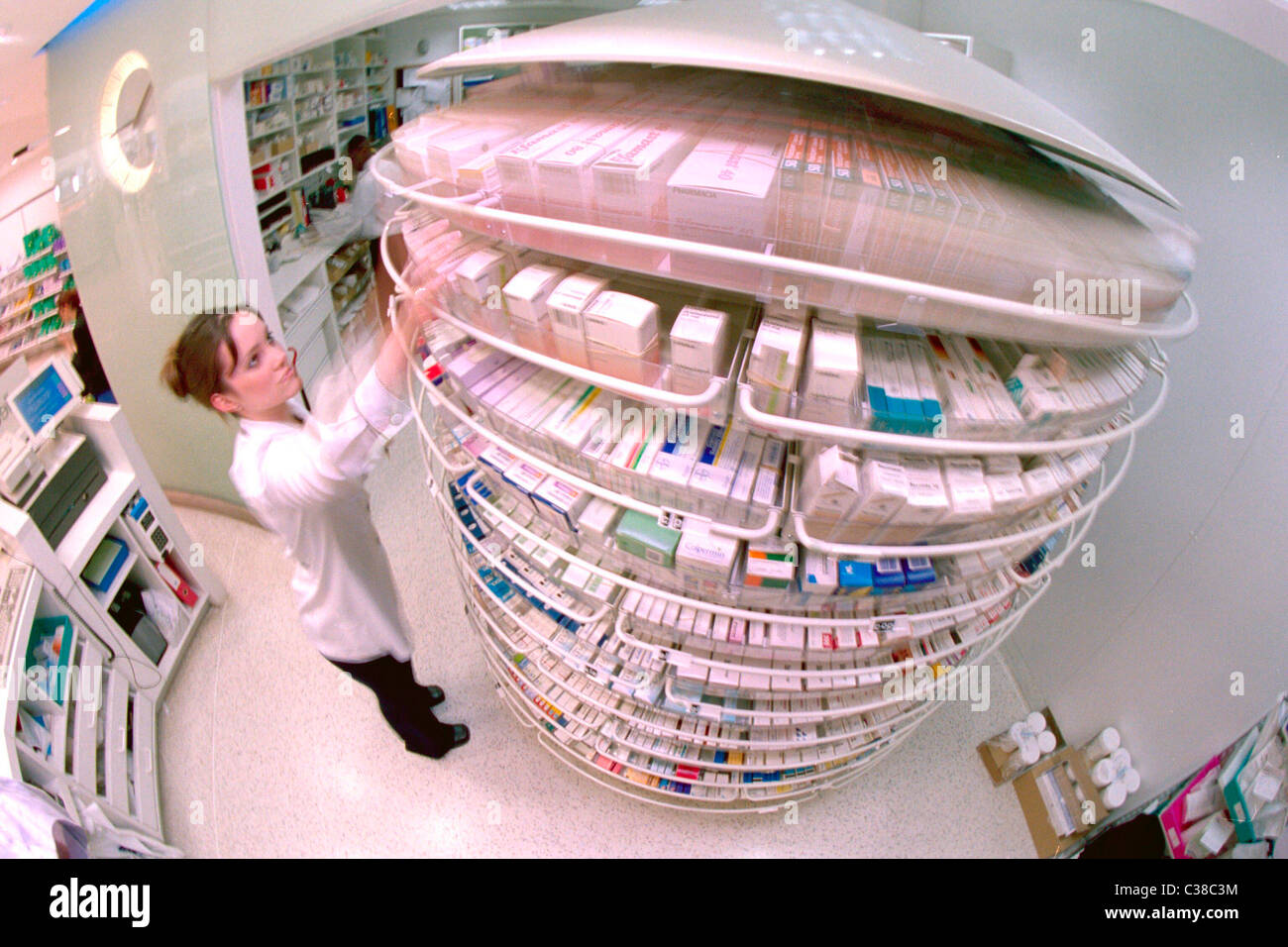 Photo : une montre à l'intérieur d'un chimiste Bottes store. Banque D'Images