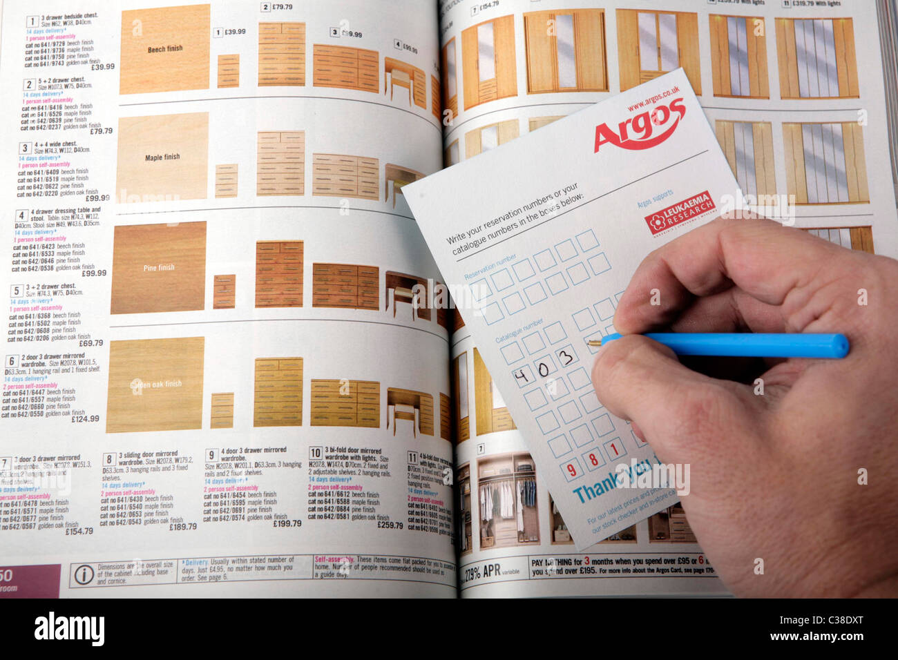 Un client Argos cueillette à la produits qu'il veut. Partie de la Home Retail Group. Banque D'Images