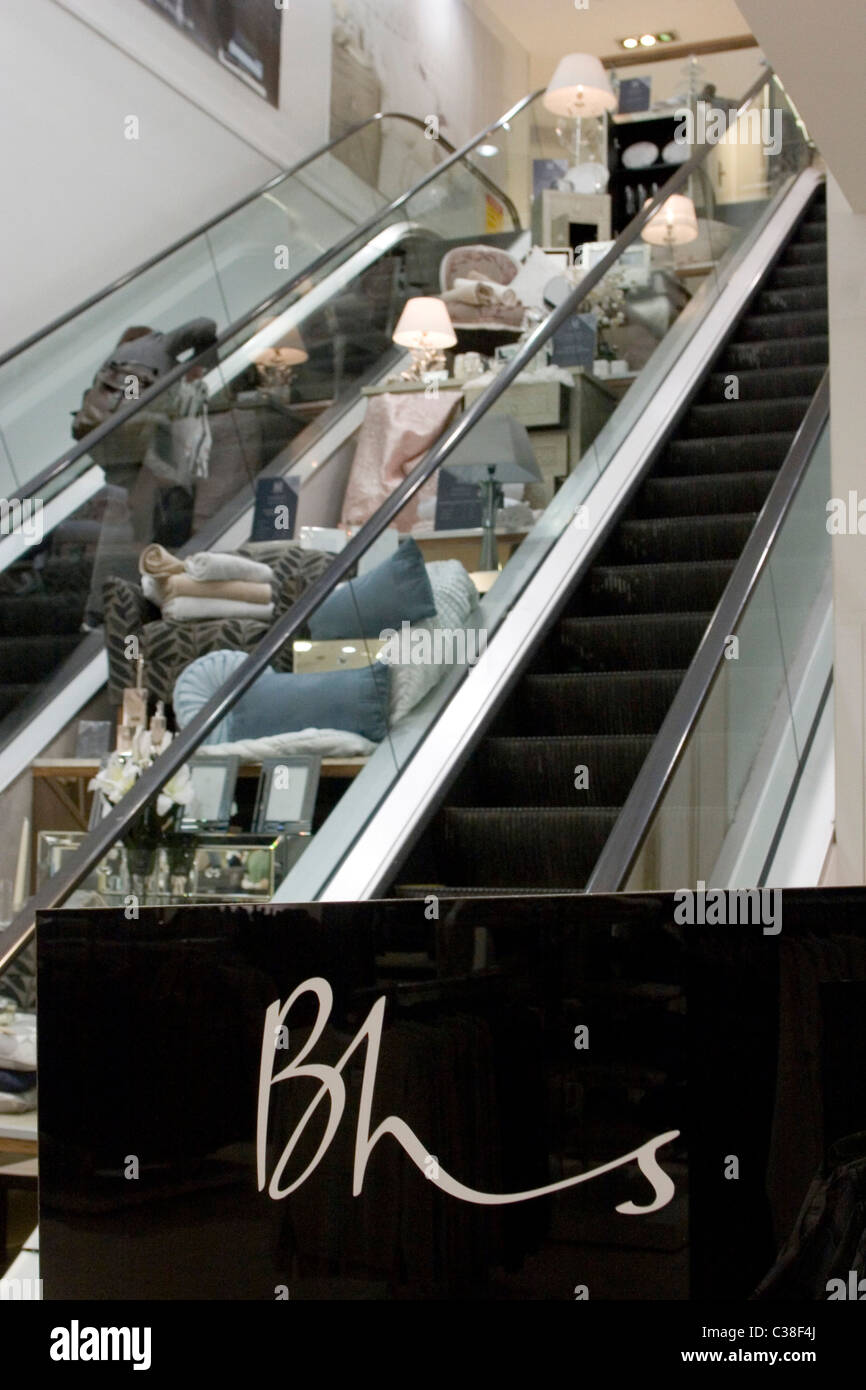 Un client à l'intérieur du shopping store BHS sur Oxford Street, Londres Banque D'Images