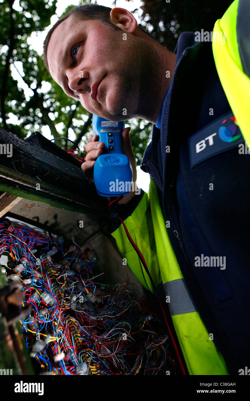 Un fixng enigineer BT lignes téléphoniques dans le nord de Londres. Banque D'Images