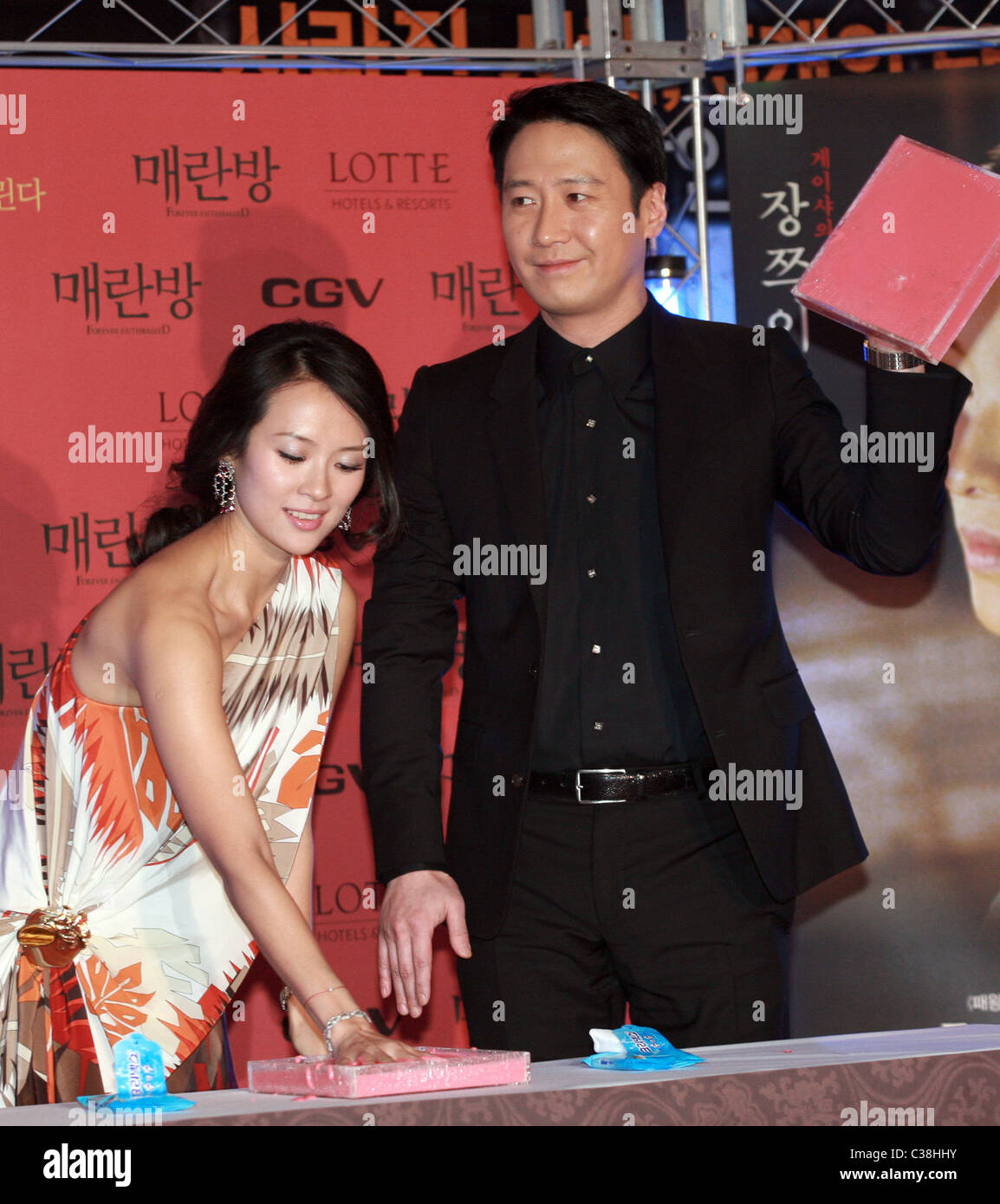 Zhang Ziyi et Leon Laiduring imprimer à la main pour la cérémonie de la distribution de la Chinese Movie 'Forever captivé" Séoul, Corée du Sud - Banque D'Images