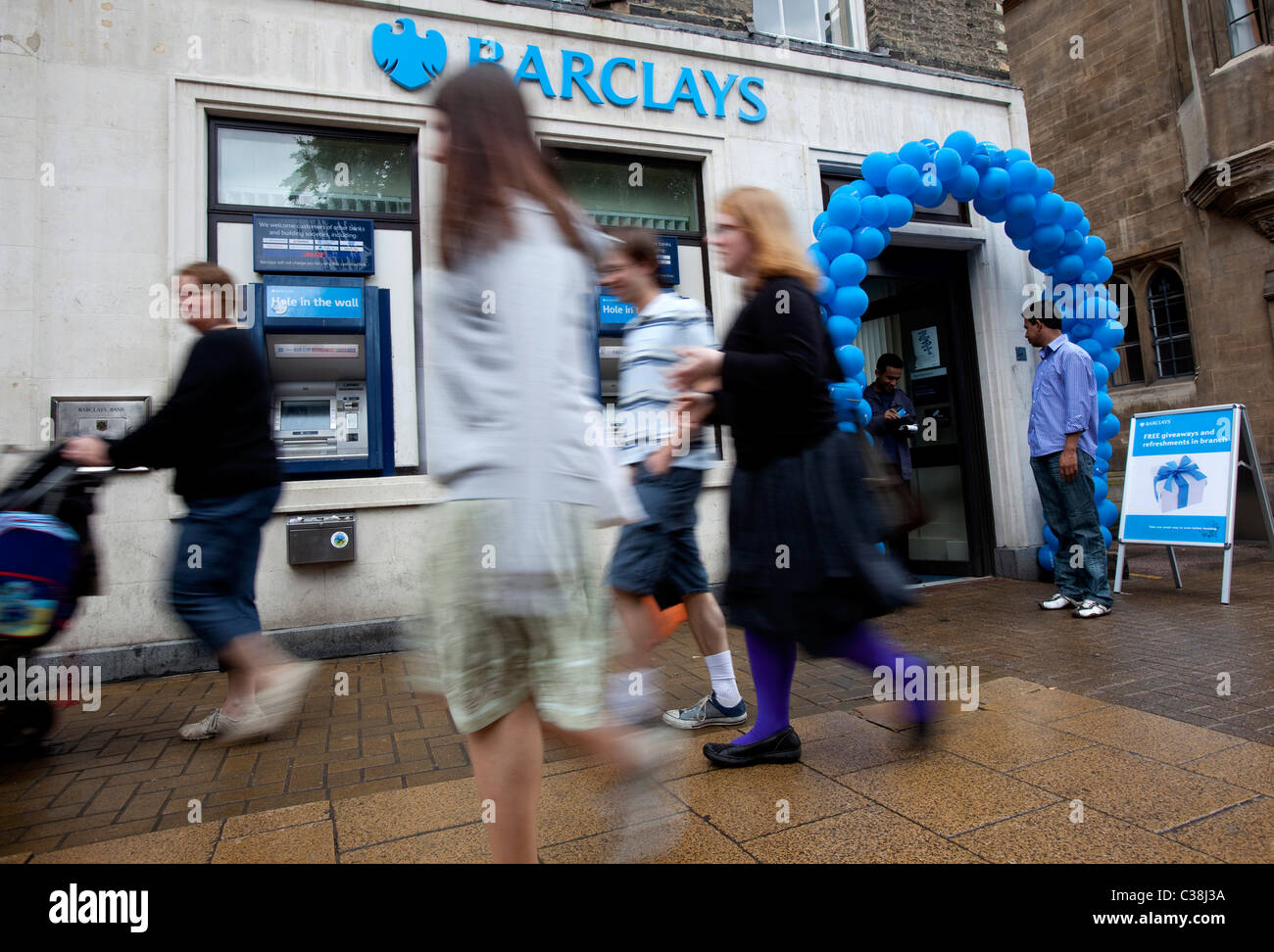 Les gens passent par une succursale de la banque Barclays, Cambridge. Banque D'Images