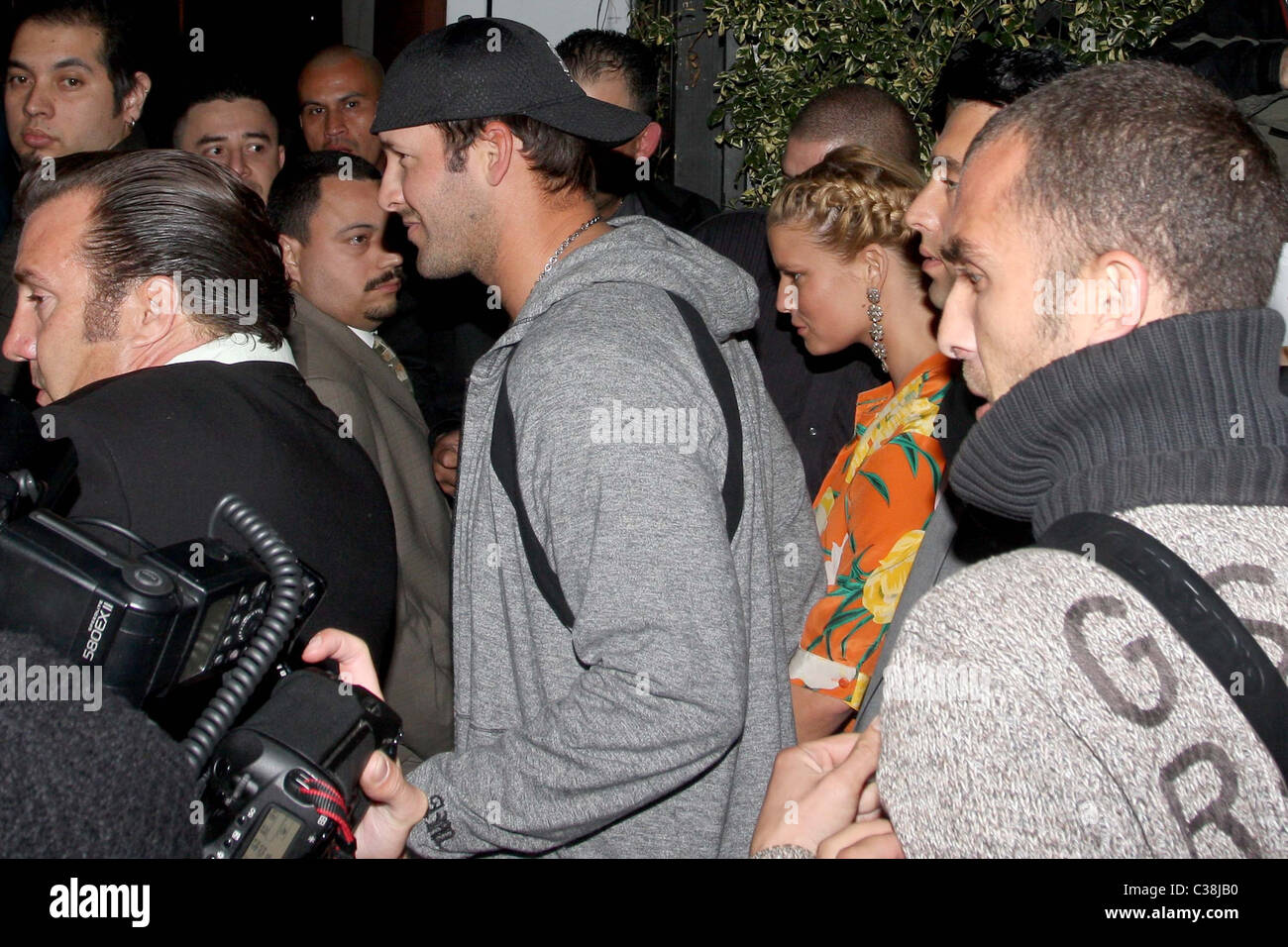 Tony Romo et Jessica Simpson laissant Beso restaurant Steakhouse après avoir un dîner de famille de Los Angeles, Californie - Banque D'Images