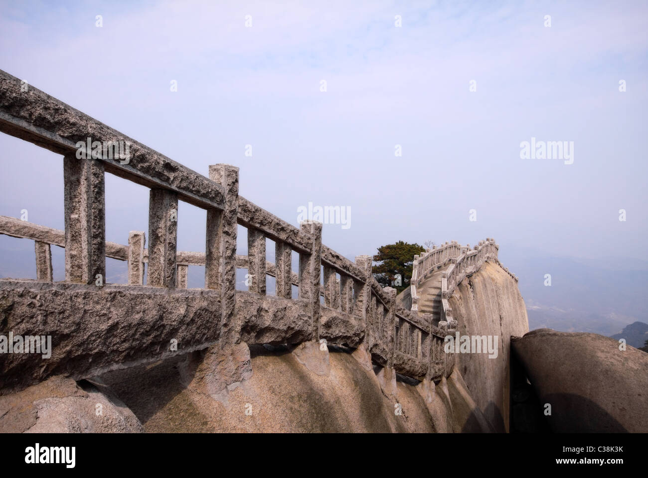 Sentier étroit sur la crête de la montagne de granit en Mt. Tianzhu Parc National dans la province de l'Anhui, Chine Banque D'Images