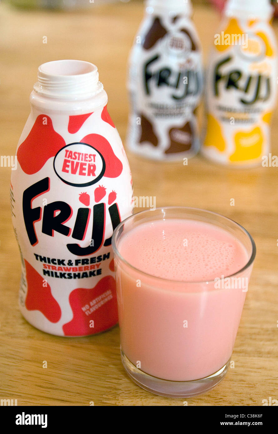 Bouteilles de Frijj Milkshakes qui sont la propriété de Dairy Crest Ltd. Banque D'Images