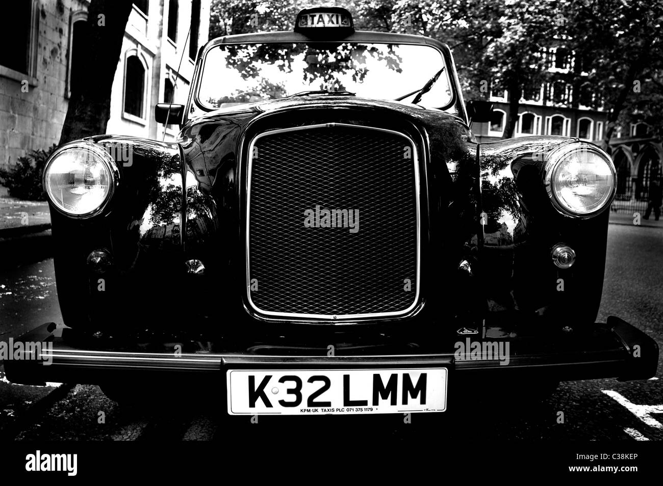 En photo un taxi noir de Londres (plaque numéro modifié, pas besoin de flou) Banque D'Images