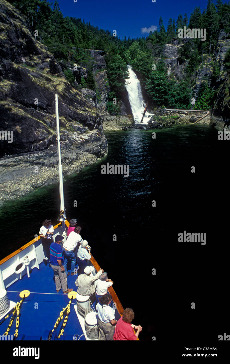 Les gens d' voile les touristes en croisière en bateau à Cassel Lake Falls de Teakerne Arm à Desolation Sound ainsi que le passage de l'intérieur de la Colombie-Britannique au Canada Banque D'Images Les gens d' voile les touristes en croisière en bateau à Cassel Lake Falls de Teakerne Arm à Desolation Sound ainsi que le passage de l'intérieur de la Colombie-Britannique au Canada Banque D'Images