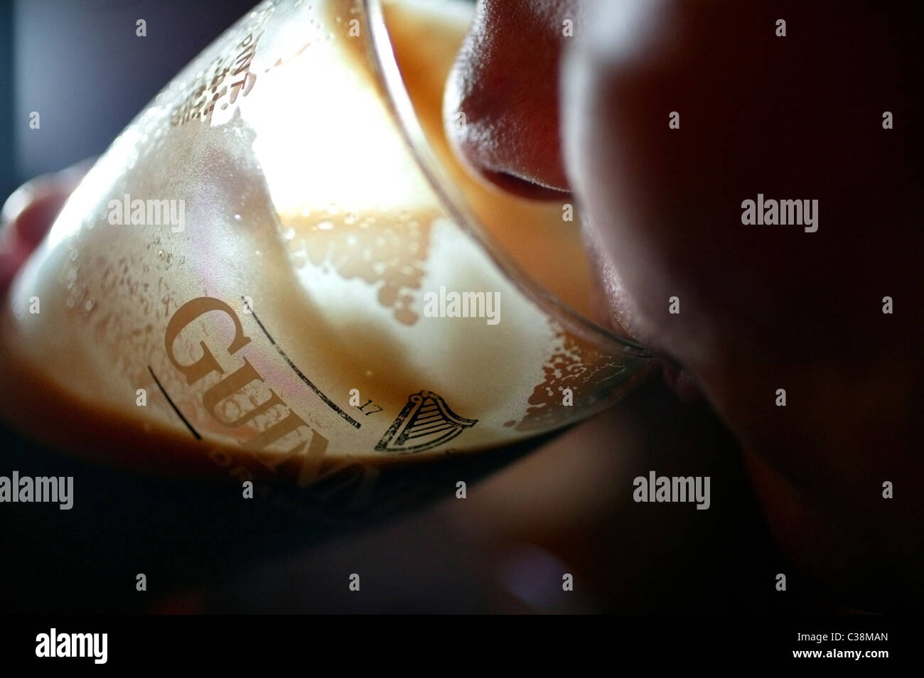 Photo montre : Une pinte de Guinness, une marque de Diageo. Banque D'Images Photo montre : Une pinte de Guinness, une marque de Diageo. Banque D'Images