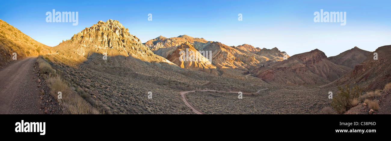 Route de terre Sentier à travers des montagnes du désert, California, USA Banque D'Images