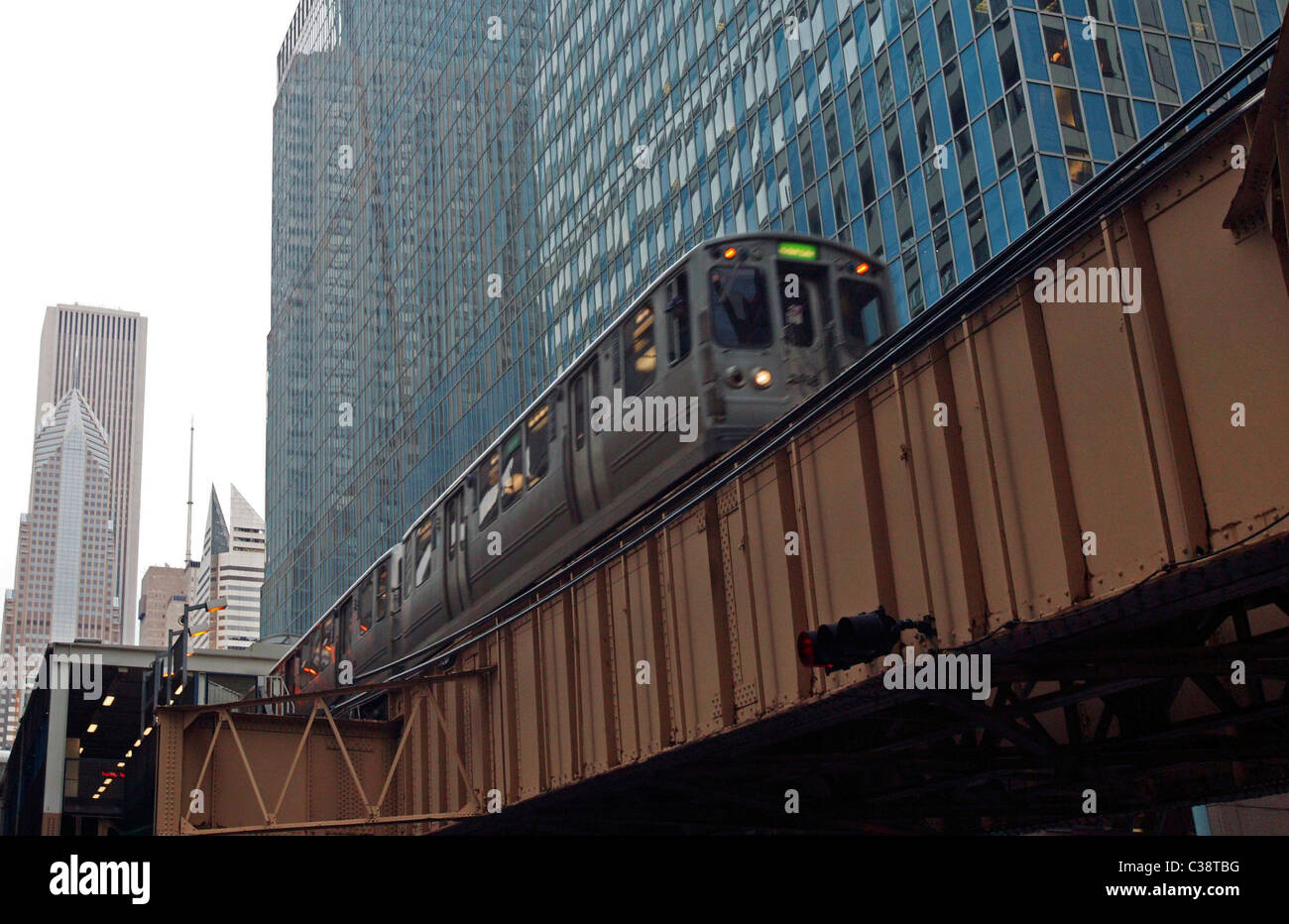 Le train surélevé à Chicago, IL. Banque D'Images