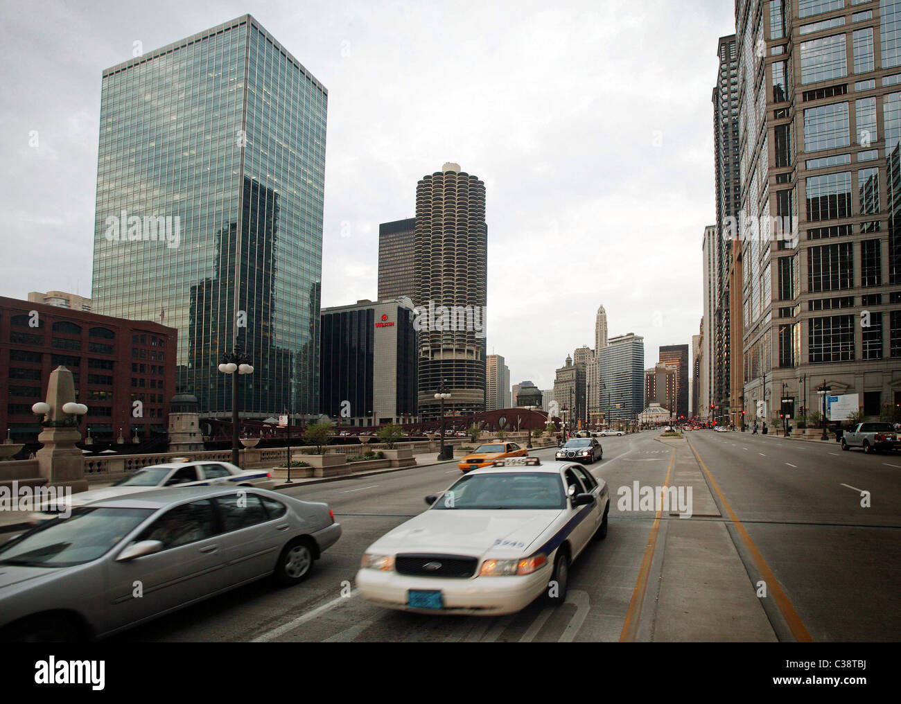 Un horizon de Chicago y compris The Westin Chicago River North Hotel, Chicago, IL. Banque D'Images